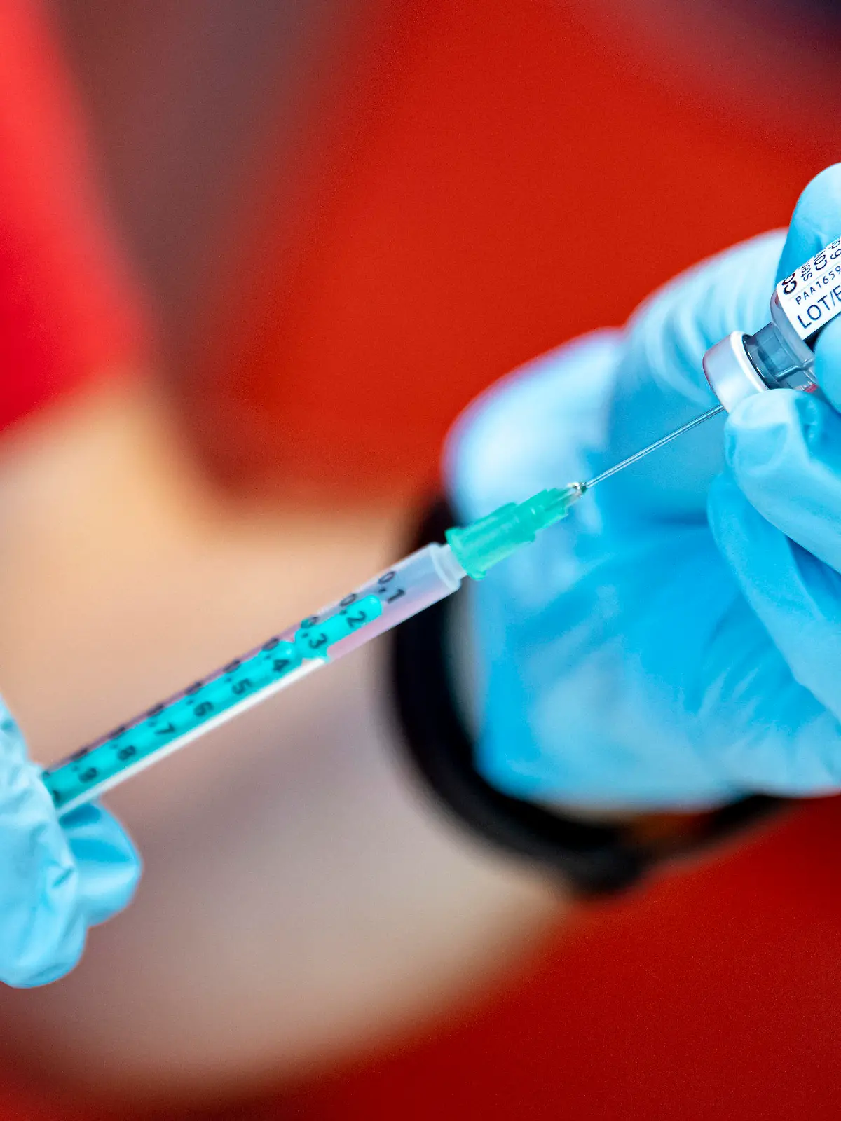 ARCHIV - 28.07.2021, Brandenburg, Potsdam: Eine Notfallsanitäter der DLRG zieht an der Universität Potsdam den Corona-Impfstoff von Biontech in eine Spritze. Auch wenn sich geimpfte Menschen mit dem Coronavirus infizieren, hilft die Spritze dennoch. Sie erkranken in jedem Fall seltener. (zu dpa «Erkrankung trotz Impfung: Was bedeuten Impfdurchbrüche?») Foto: Fabian Sommer/dpa +++ dpa-Bildfunk +++