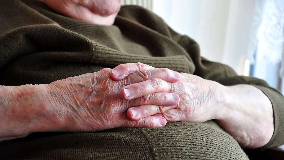 hands of a senior person