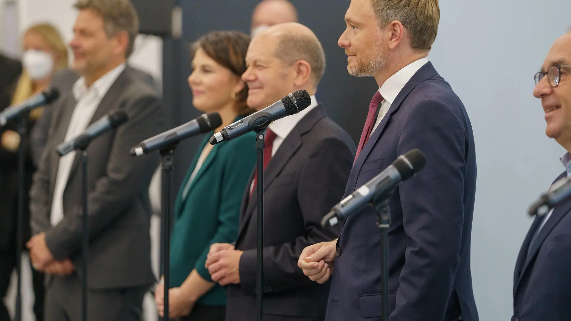 SPD, BÜNDNIS 90/DIE GRÜNEN und FDP verkünden im hub27 auf dem Messegelände Berlin die Aufnahme von Koalitionsverhandlungen zu einer möglichen Regierungsbildung im Rahmen einer Ampel-Koalition nach der Bundestagswahl 2021 Robert Habeck, Annalena Baerbock, Olaf Scholz, Christian LindnerSPD, BÜNDNIS 90/DIE GRÜNEN und FDP verkünden im hub27 auf dem Messegelände Berlin die Aufnahme von Koalitionsverhandlungen zu einer möglichen Regierungsbildung im Rahmen einer Ampel-Koalition nach der Bundestagswahl 2021 Robert Habeck, Annalena, Berlin Berlin Deutschland Messegelände Berlin *** SPD, BÜNDNIS 90 DIE GRÜNEN and FDP announce the start of coalition negotiations at hub27 on the Berlin exhibition grounds on a possible formation o