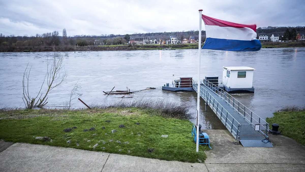 2023-01-15 08:24:19 EIJSDEN - Ein erhöhter Wasserstand in der Maas. Aufgrund der starken Regenfälle der letzten Zeit ist das Wasser in einigen Flüssen höher. ANP MARCEL VAN HOORN