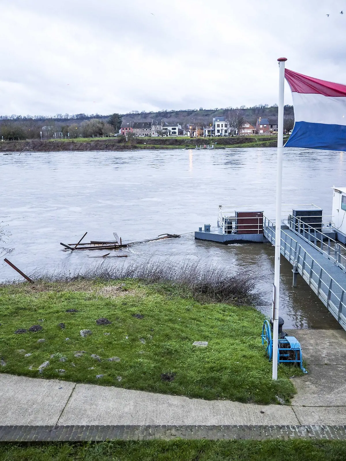 2023-01-15 08:24:19 EIJSDEN - Ein erhöhter Wasserstand in der Maas. Aufgrund der starken Regenfälle der letzten Zeit ist das Wasser in einigen Flüssen höher. ANP MARCEL VAN HOORN