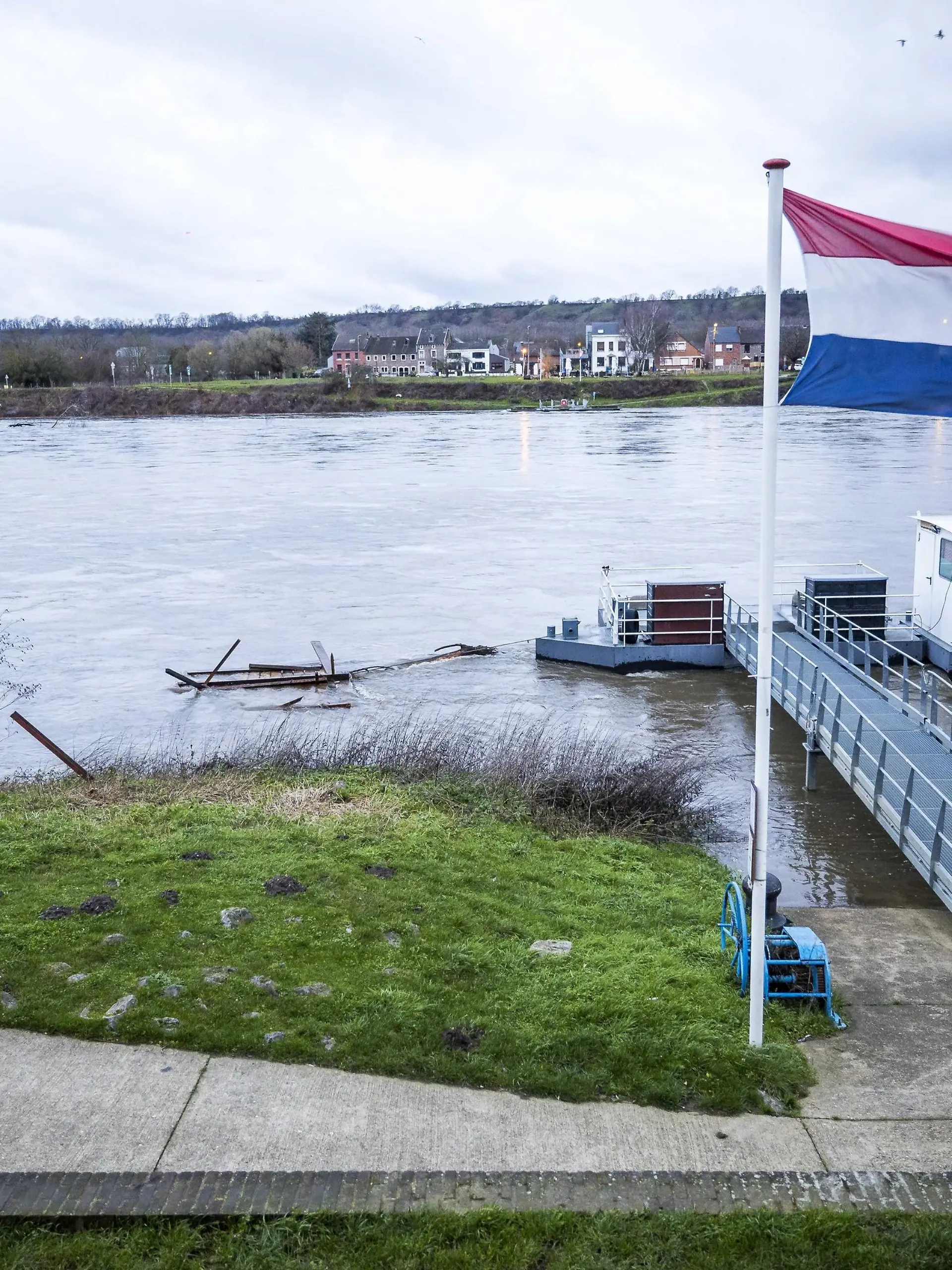 2023-01-15 08:24:19 EIJSDEN - Ein erhöhter Wasserstand in der Maas. Aufgrund der starken Regenfälle der letzten Zeit ist das Wasser in einigen Flüssen höher. ANP MARCEL VAN HOORN