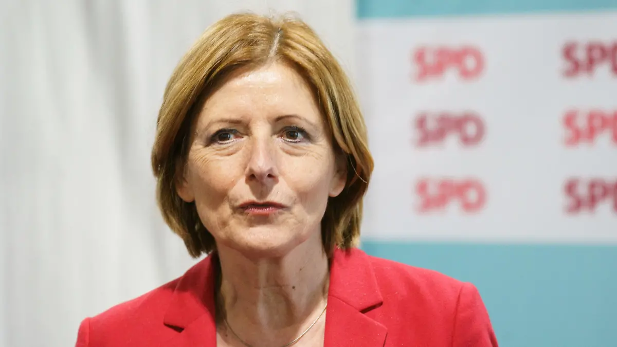 ARCHIV - 05.05.2021, Rheinland-Pfalz, Mainz: Malu Dreyer (SPD), Ministerpräsidentin von Rheinland-Pfalz, steht vor der Presse. (zu dpa "Dreyer: Ruckeln bei Koalitionsverhandlungen ist normal") Foto: Andreas Arnold/dpa +++ dpa-Bildfunk +++