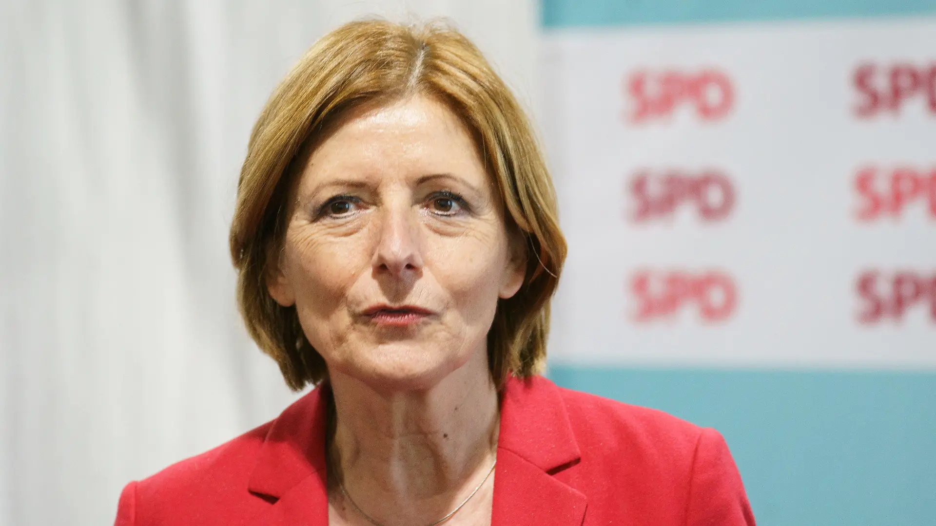 ARCHIV - 05.05.2021, Rheinland-Pfalz, Mainz: Malu Dreyer (SPD), Ministerpräsidentin von Rheinland-Pfalz, steht vor der Presse. (zu dpa "Dreyer: Ruckeln bei Koalitionsverhandlungen ist normal") Foto: Andreas Arnold/dpa +++ dpa-Bildfunk +++