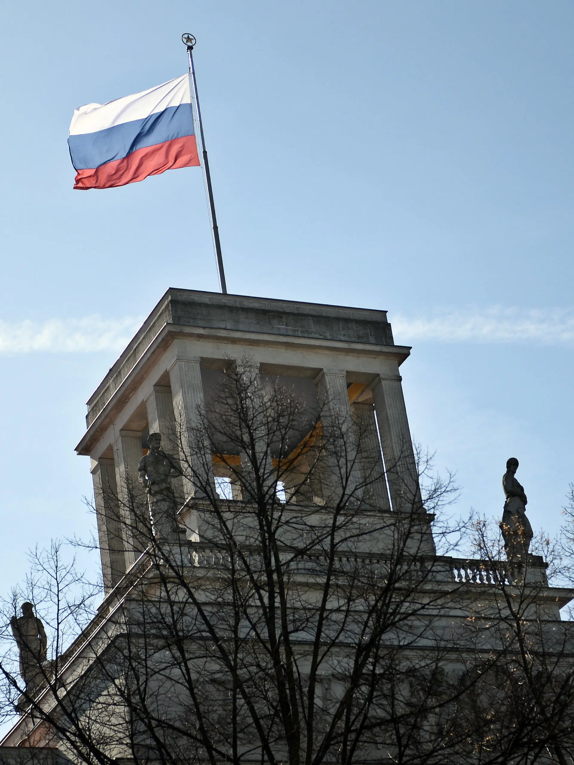 ARCHIV - ARCHIV - 20.03.2014, Berlin: Die russische Flagge weht auf dem Gebäude der russischen Botschaft in Berlin. (zu dpa «Deutschland weist vier russische Diplomaten aus» vom 26.03.2018) Foto: Britta Pedersen/dpa-Zentralbild/dpa +++ dpa-Bildfunk +++