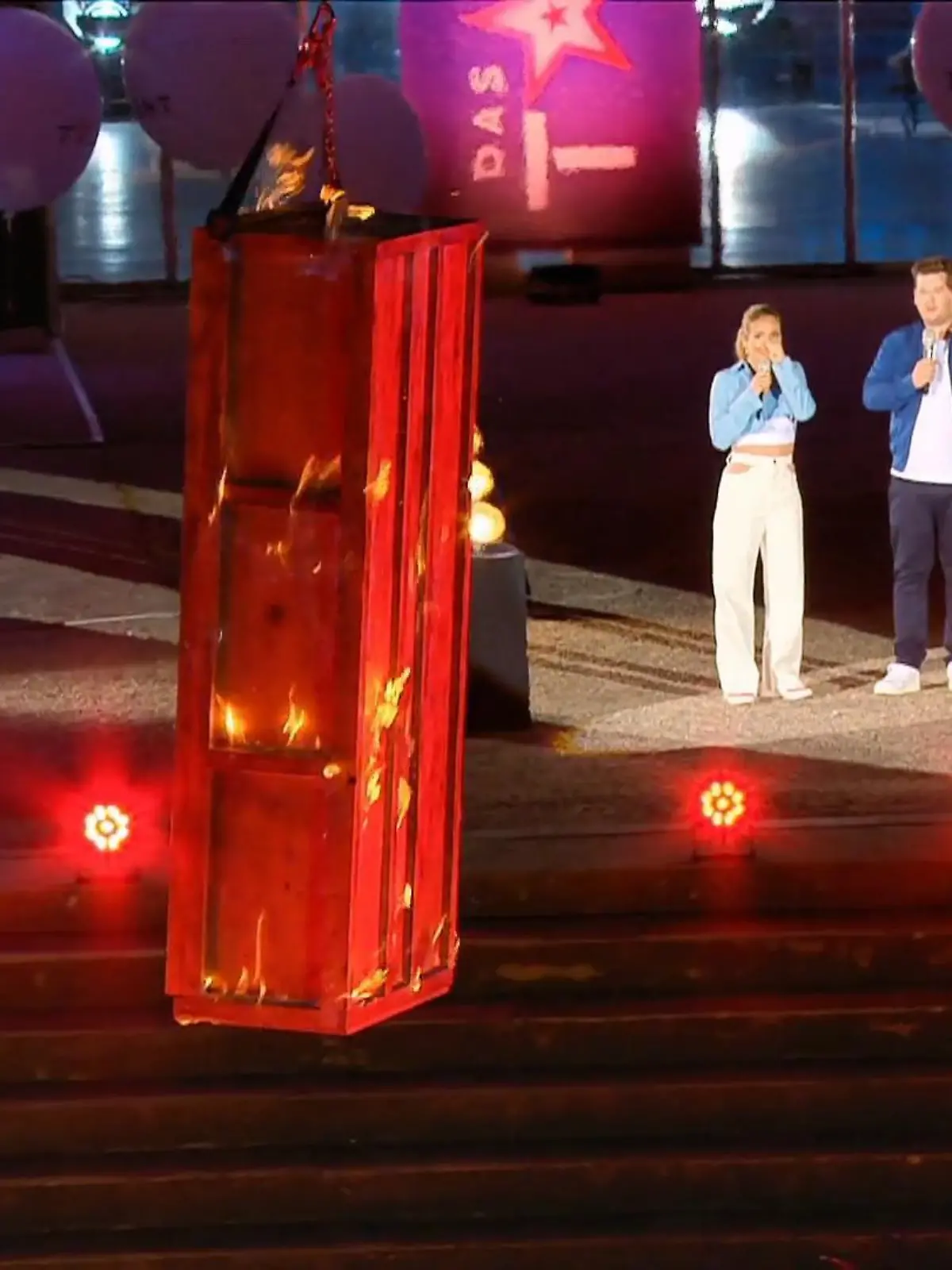 In dieser brennenden Kiste schwebt Supertalent-Kandidat Daniel Paulin.