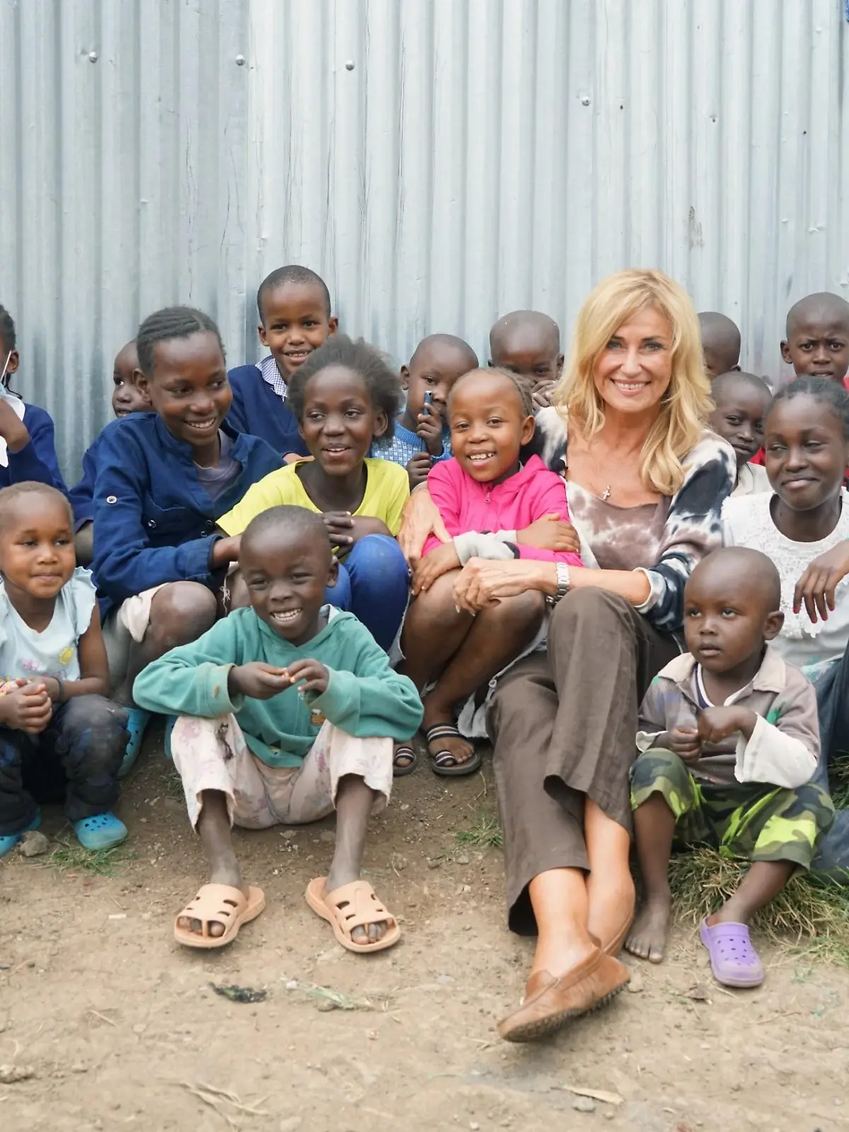 Projektpatin Dagmar Wöhrl besucht die beiden Waisenhäuser _St. Mary´s Children Home_ und _St. Monica´s Children Home_ in der Nähe von Nairobi. Gemeinsam mit der Emanuel Wöhrl Stiftung soll durch die Finanzierung von Kindergarten- und Schulgebühren der Zugang zu Bildung langfristig sichergestellt werden.

Achtung: Bei Veröffentlichung müssen "RTL-Spendenmarathon", bzw. "Stiftung RTL - Wir helfen Kindern" erwähnt werden!!  Die Verwendung des sendungsbezogenen Materials ist nur mit dem Hinweis und Verlinkung auf RTL+ gestattet.