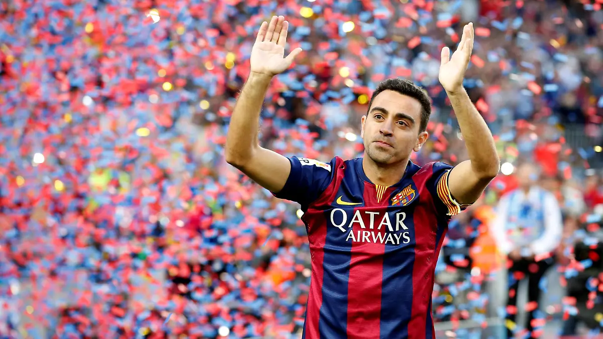 FILE PHOTO: Barcelona's Xavi Hernandez waves to supporters after their Spanish first division soccer match against Deportivo de la Coruna at Camp Nou stadium in Barcelona, Spain, May 23, 2015. REUTERS/Gustau Nacarino/File Photo