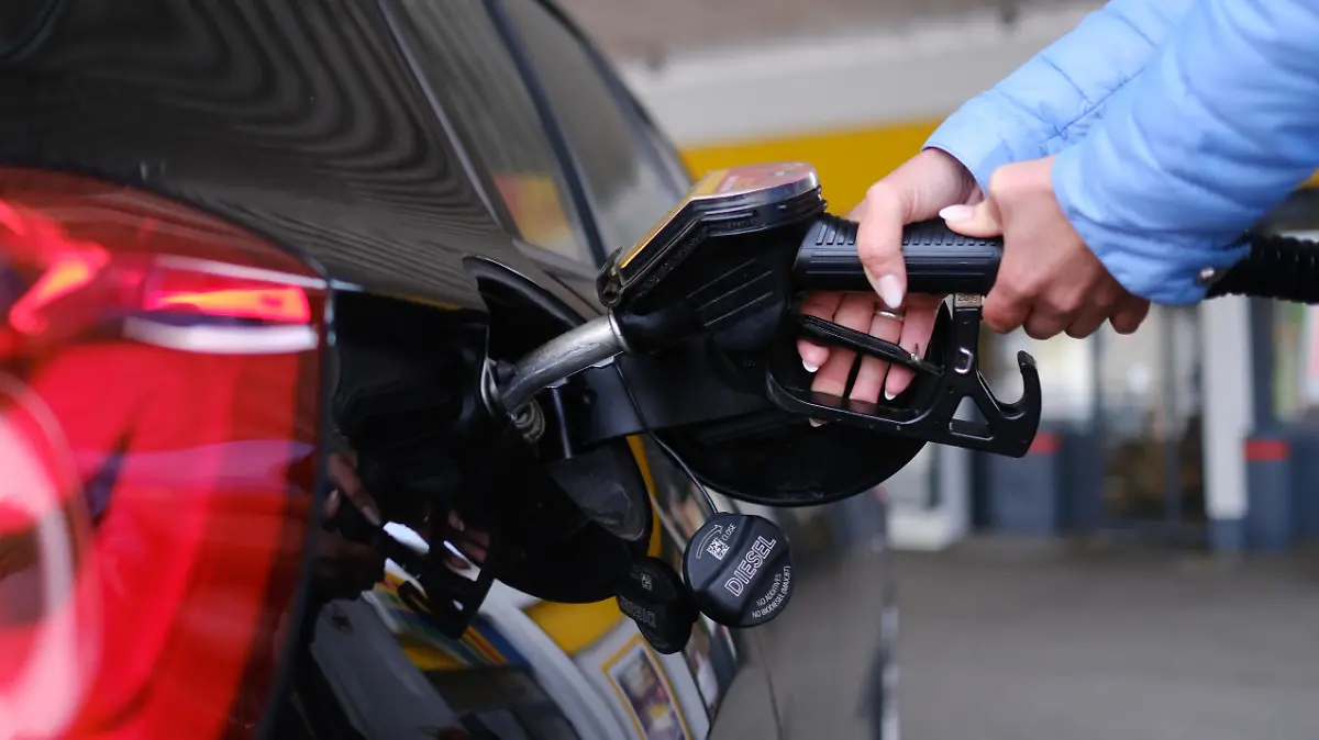 ILLUSTRATION - Eine Frau betankt am 06.05.2019 an einer Tankstelle in Syke (Niedersachsen) ihr Auto (gestellte Szene). Foto: Markus Hibbeler