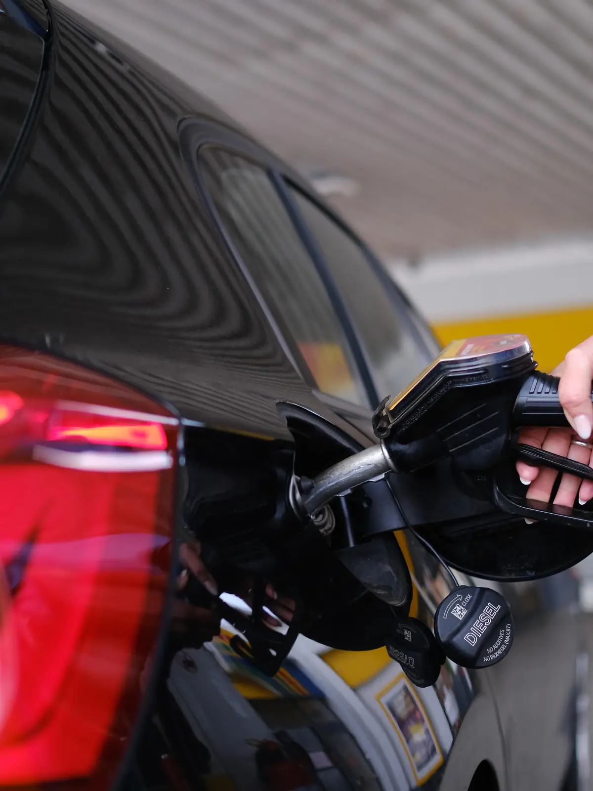 ILLUSTRATION - Eine Frau betankt am 06.05.2019 an einer Tankstelle in Syke (Niedersachsen) ihr Auto (gestellte Szene). Foto: Markus Hibbeler