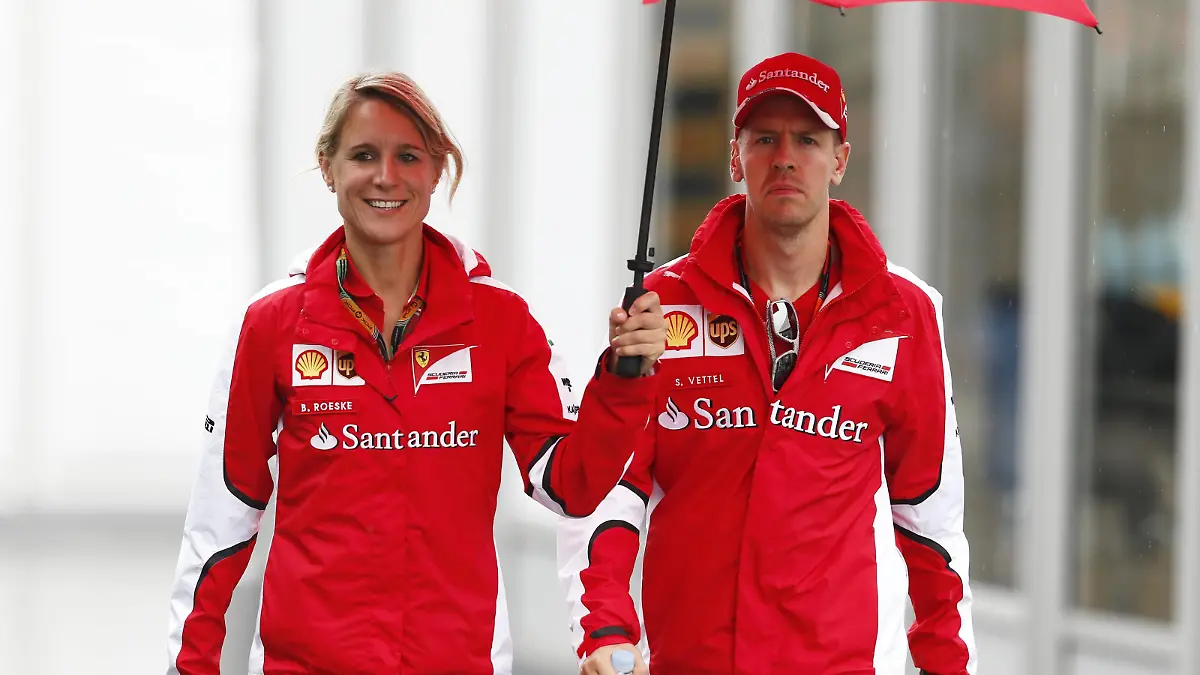 Motorsports: FIA Formula One World Championship WM Weltmeisterschaft 2015, Grand Prix of Japan, Britta Roeske (GER, Scuderia Ferrari), 5 Sebastian Vettel (GER, Scuderia Ferrari), xHOCHxZWEIx
Motorsports FIA Formula One World Championship World Cup World Cup 2015 Grand Prix of Japan Britta Roeske ger Scuderia Ferrari 5 Sebastian Vettel ger Scuderia Ferrari xHOCHxZWEIx