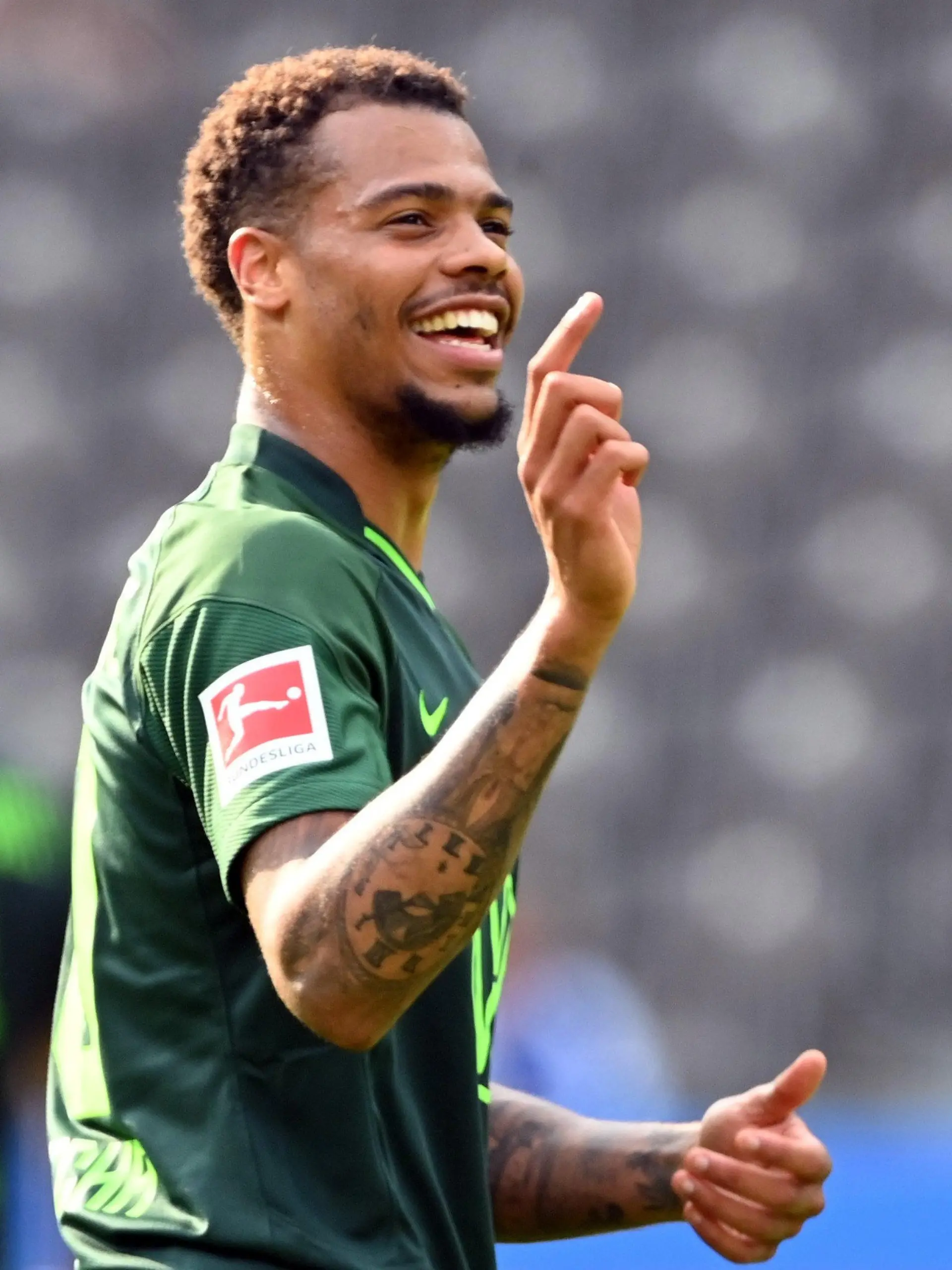 ARCHIV - 21.08.2021, Berlin: Fußball: Bundesliga, Hertha BSC - VfL Wolfsburg, 2. Spieltag im Olympiastadion. Lukas Nmecha von Wolfsburg freut sich nach Spielende. (zu dpa "Flick nominiert Nmecha - Draxler, Brandt und Günter kehren zurück") Foto: Soeren Stache/dpa-Zentralbild/dpa - WICHTIGER HINWEIS: Gemäß den Vorgaben der DFL Deutsche Fußball Liga bzw. des DFB Deutscher Fußball-Bund ist es untersagt, in dem Stadion und/oder vom Spiel angefertigte Fotoaufnahmen in Form von Sequenzbildern und/oder videoähnlichen Fotostrecken zu verwerten bzw. verwerten zu lassen. +++ dpa-Bildfunk +++