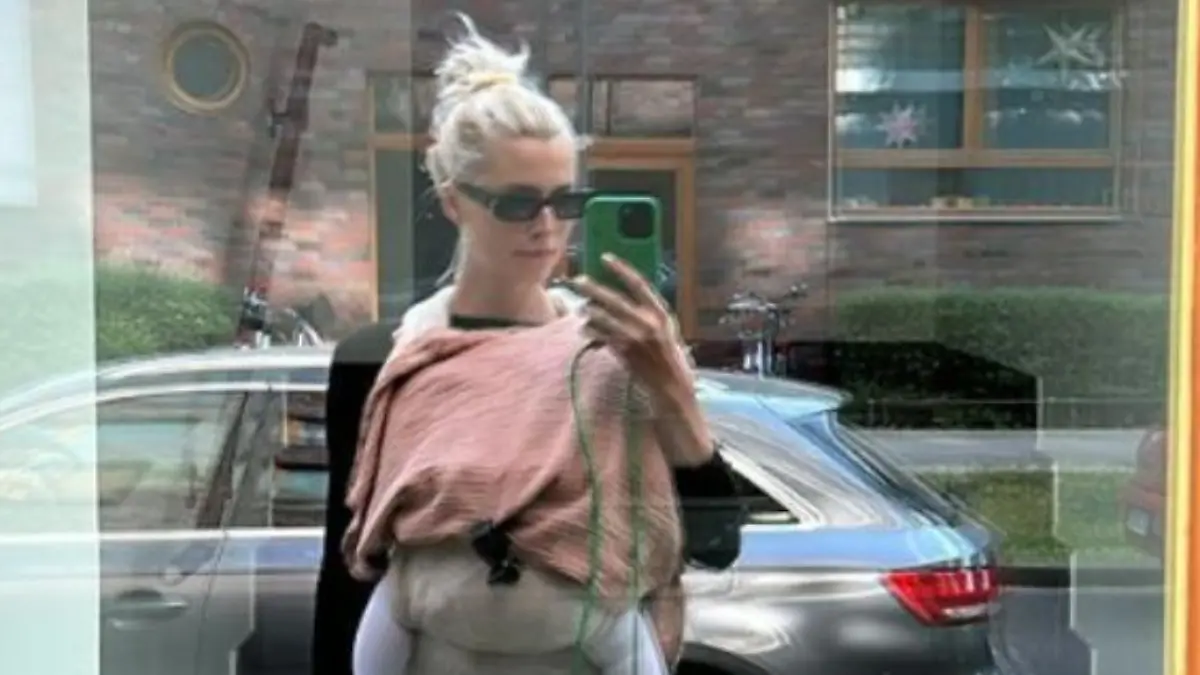 Lena Gercke knipst ein Selfie mit Töchterchen Lia.