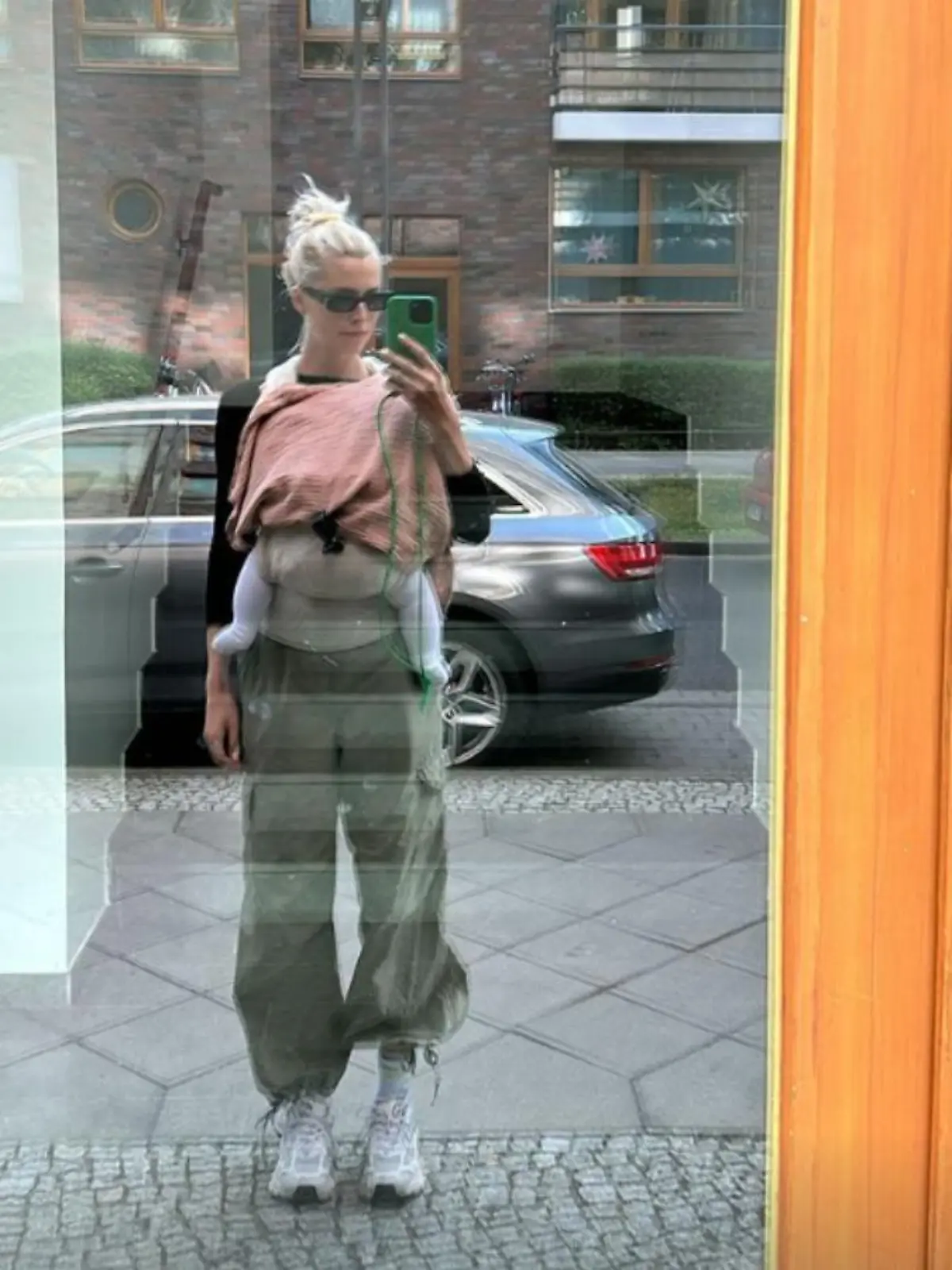 Lena Gercke knipst ein Selfie mit Töchterchen Lia.