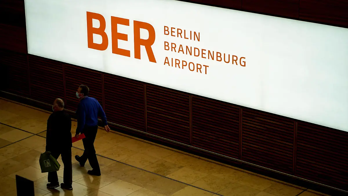  23.03.2021,Schönefeld,Brandenburg,Deutschland,GER,Flughafen Berlin Brandenburg BER Willy Brandt.Koffer, *** 23 03 2021,Schoenefeld,Brandenburg,Germany,GER,Berlin Brandenburg Airport BER Willy Brandt case,