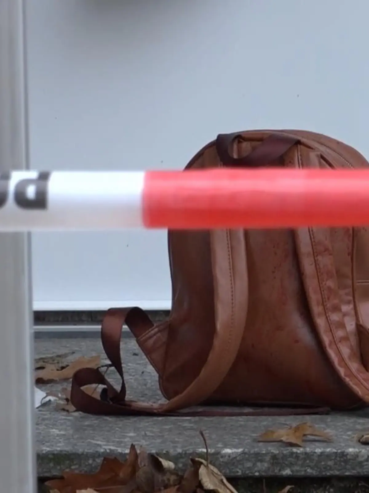 Ein Mann lauert am frühen Morgen hier im Nordrhein-Westfälischen Ibbenbüren seiner getrennt lebenden Ehefrau auf. Als die gegen halb 7 aus dem Haus kommt, sticht ihr Mann mehrfach auf sie ein.