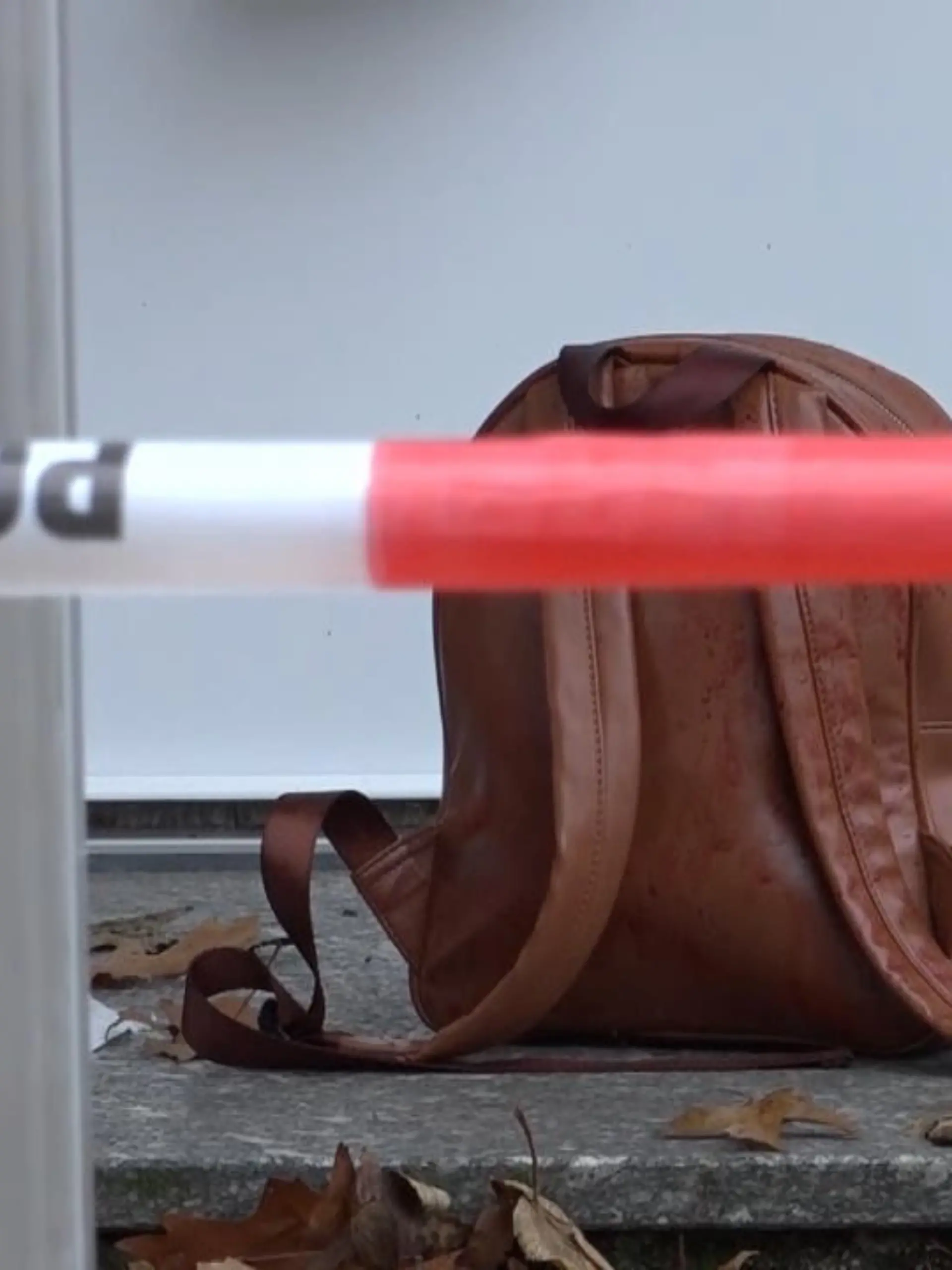 Ein Mann lauert am frühen Morgen hier im Nordrhein-Westfälischen Ibbenbüren seiner getrennt lebenden Ehefrau auf. Als die gegen halb 7 aus dem Haus kommt, sticht ihr Mann mehrfach auf sie ein.