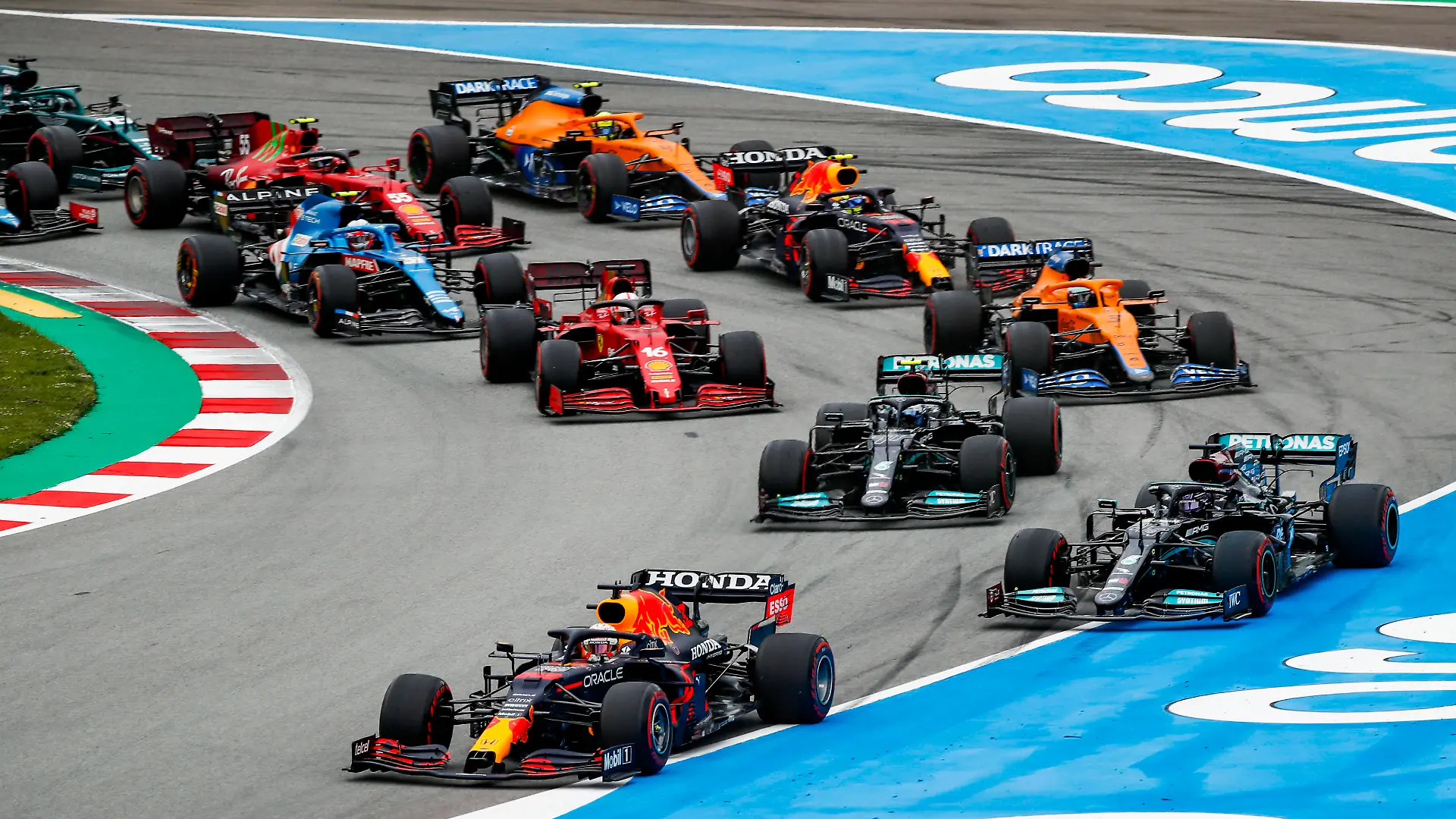 Start of the race, 33 VERSTAPPEN Max nld, Red Bull Racing Honda RB16B, 44 HAMILTON Lewis gbr, Mercedes AMG F1 GP W12 E Performance, action during the Formula 1 Aramco Gran Premio De Espana 2021 from May 07 to 10, 2021 on the Circuit de Barcelona-Catalunya, in Montmelo, near Barcelona, Spain FORMULE 1 : Grand prix d Espagne - Barcelone - 09/05/2021 DPPI/Panoramic PUBLICATIONxNOTxINxFRAxITAxBEL