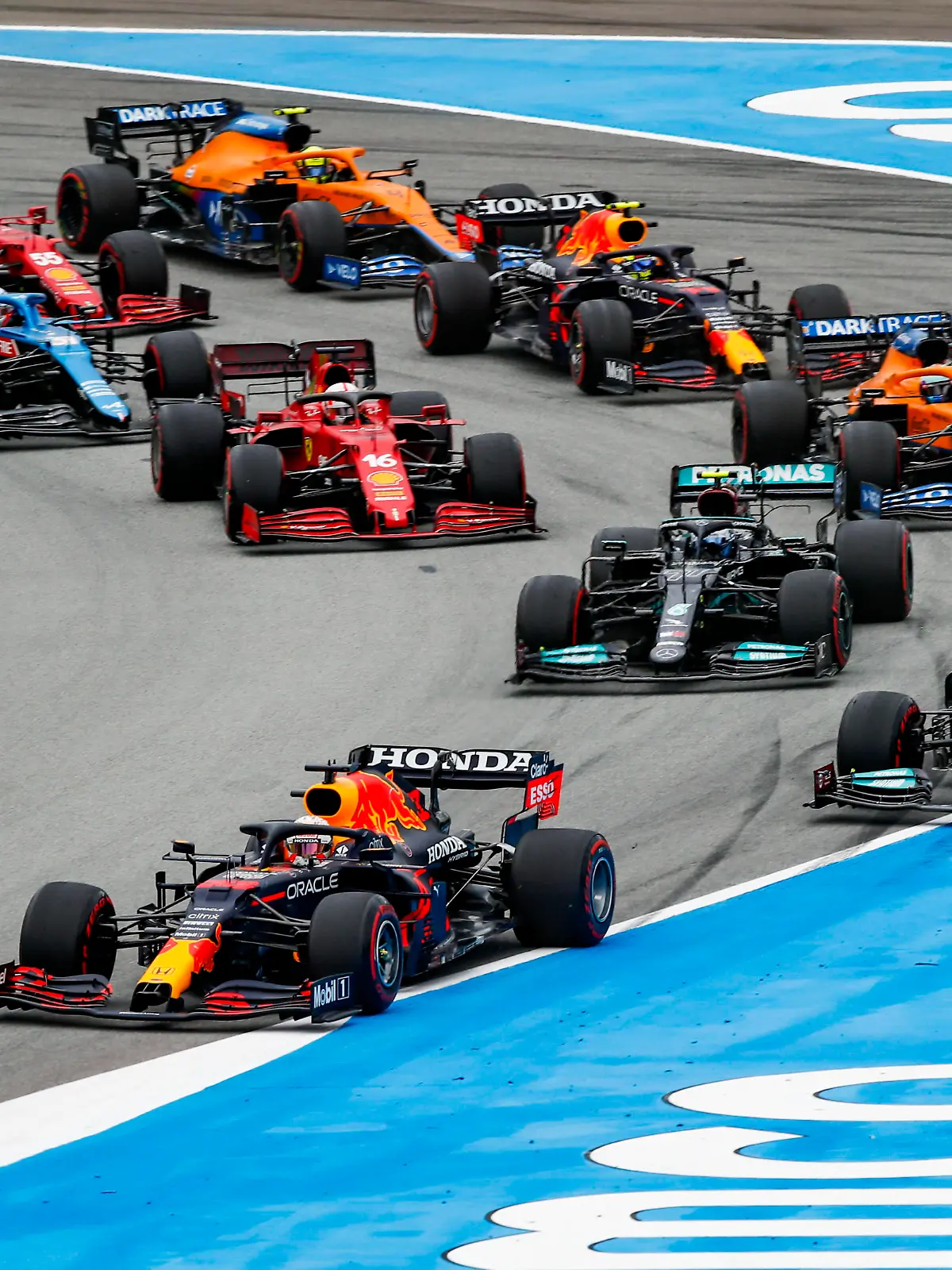  Start of the race, 33 VERSTAPPEN Max nld, Red Bull Racing Honda RB16B, 44 HAMILTON Lewis gbr, Mercedes AMG F1 GP W12 E Performance, action during the Formula 1 Aramco Gran Premio De Espana 2021 from May 07 to 10, 2021 on the Circuit de Barcelona-Catalunya, in Montmelo, near Barcelona, Spain FORMULE 1 : Grand prix d Espagne - Barcelone - 09/05/2021 DPPI/Panoramic PUBLICATIONxNOTxINxFRAxITAxBEL