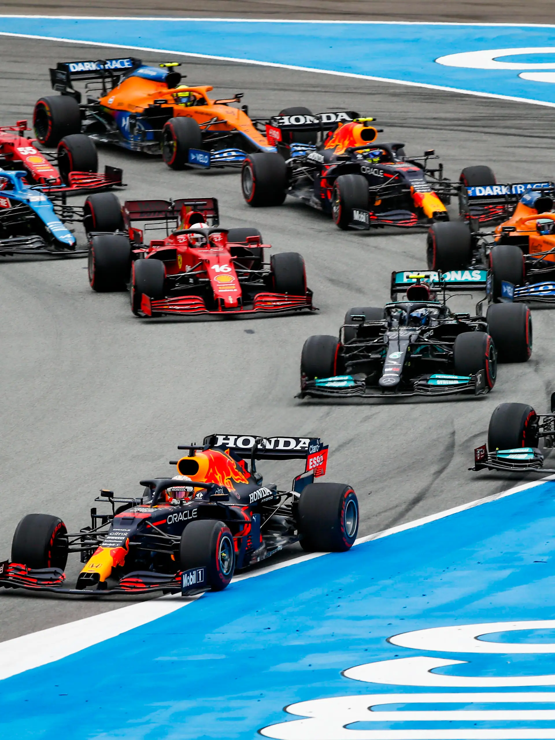  Start of the race, 33 VERSTAPPEN Max nld, Red Bull Racing Honda RB16B, 44 HAMILTON Lewis gbr, Mercedes AMG F1 GP W12 E Performance, action during the Formula 1 Aramco Gran Premio De Espana 2021 from May 07 to 10, 2021 on the Circuit de Barcelona-Catalunya, in Montmelo, near Barcelona, Spain FORMULE 1 : Grand prix d Espagne - Barcelone - 09/05/2021 DPPI/Panoramic PUBLICATIONxNOTxINxFRAxITAxBEL