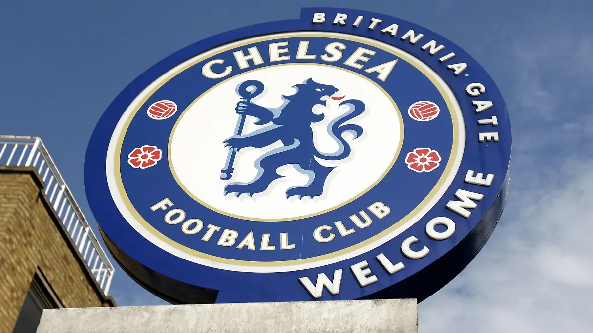 Blick am 08.08.2006 auf das Klubemblem des englischen Fußballklubs FC Chelsea London vor dem Stadion an der Stamford Bridge an der Fulham Road im Londoner Stadtteil West Brompton. Foto: Thomas Eisenhuth +++(c) dpa - Report+++