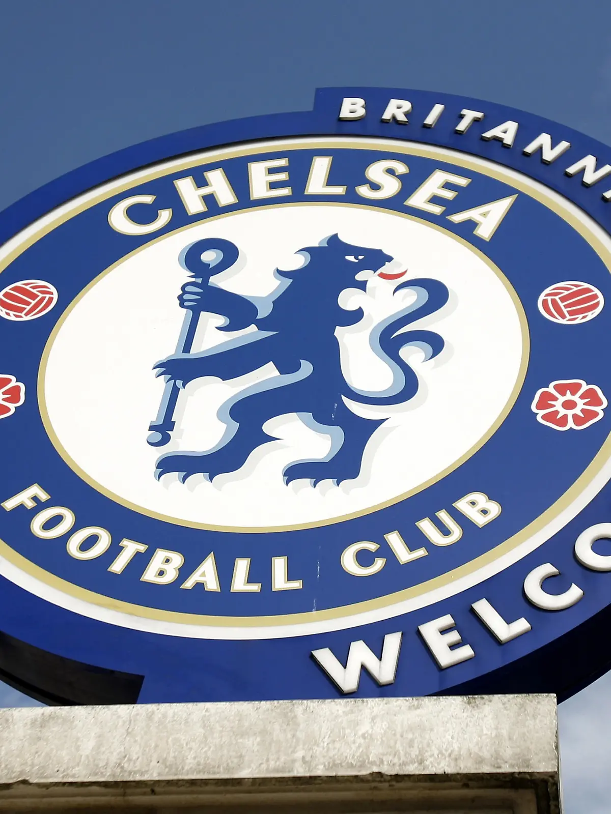 Blick am 08.08.2006 auf das Klubemblem des englischen Fußballklubs FC Chelsea London vor dem Stadion an der Stamford Bridge an der Fulham Road im Londoner Stadtteil West Brompton. Foto: Thomas Eisenhuth +++(c) dpa - Report+++