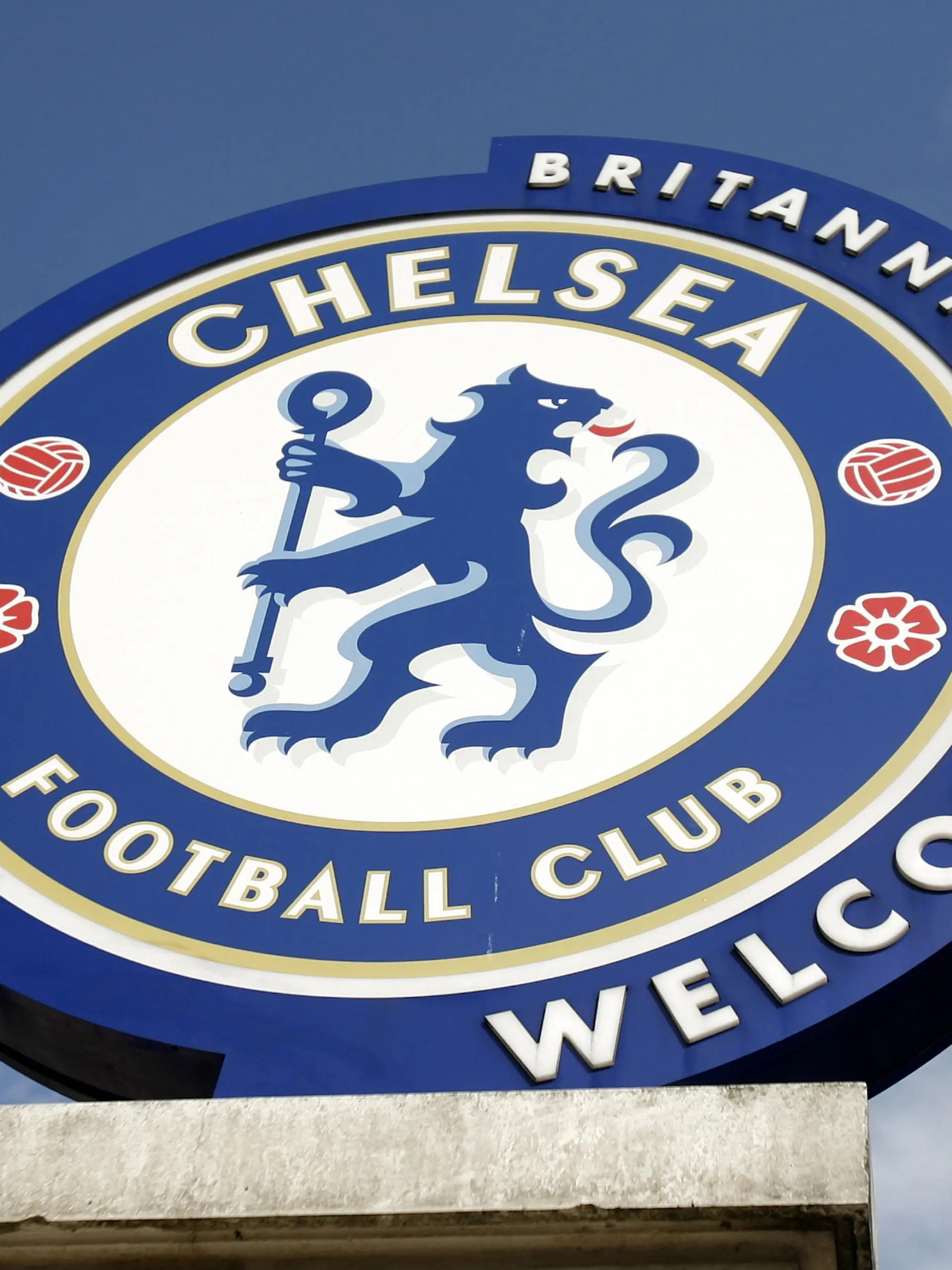 Blick am 08.08.2006 auf das Klubemblem des englischen Fußballklubs FC Chelsea London vor dem Stadion an der Stamford Bridge an der Fulham Road im Londoner Stadtteil West Brompton. Foto: Thomas Eisenhuth +++(c) dpa - Report+++
