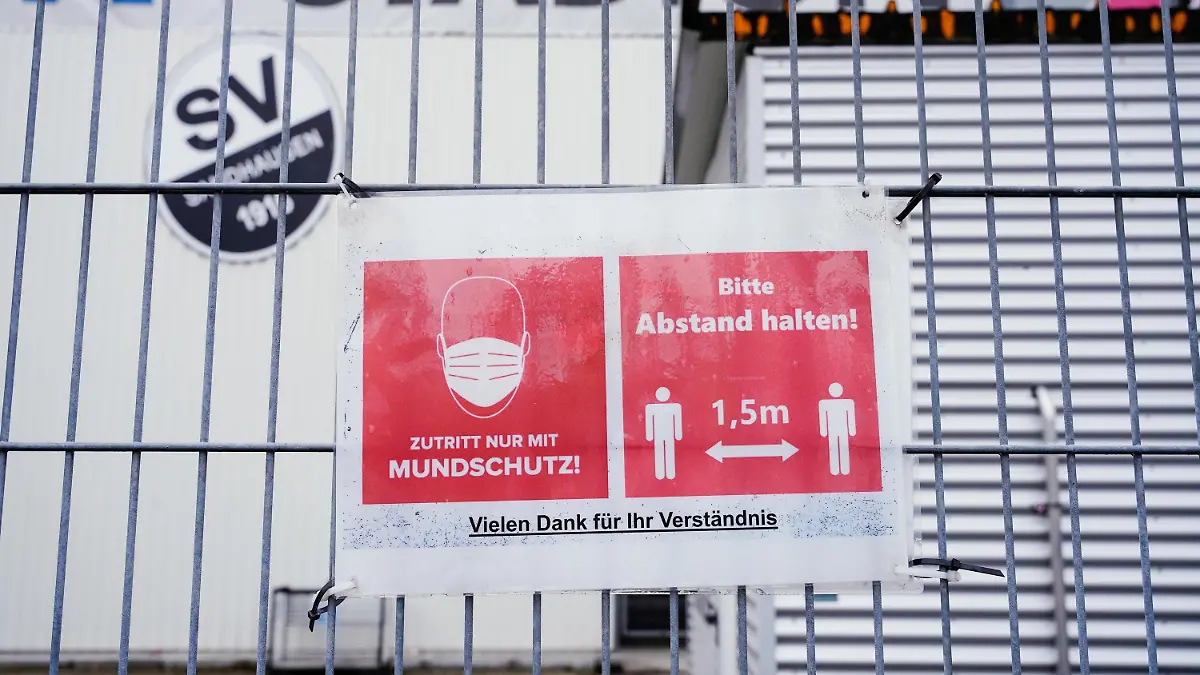 05.11.2021, Baden-Württemberg, Sandhausen: Ein Schild mit Corona-Informationen hängt an einem Zaun vor dem BWT-Stadion am Hardtwald. Der Zweitligist SV Sandhausen hatte am Donnerstag (04.11.) 18 positive Coronafälle in der Mannschaft und im Betreuerstab gemeldet. Ob die Partie bei Tabellenführer FC St. Pauli am kommenden Sonntag stattfinden kann, ist offen. Foto: Uwe Anspach/dpa +++ dpa-Bildfunk +++