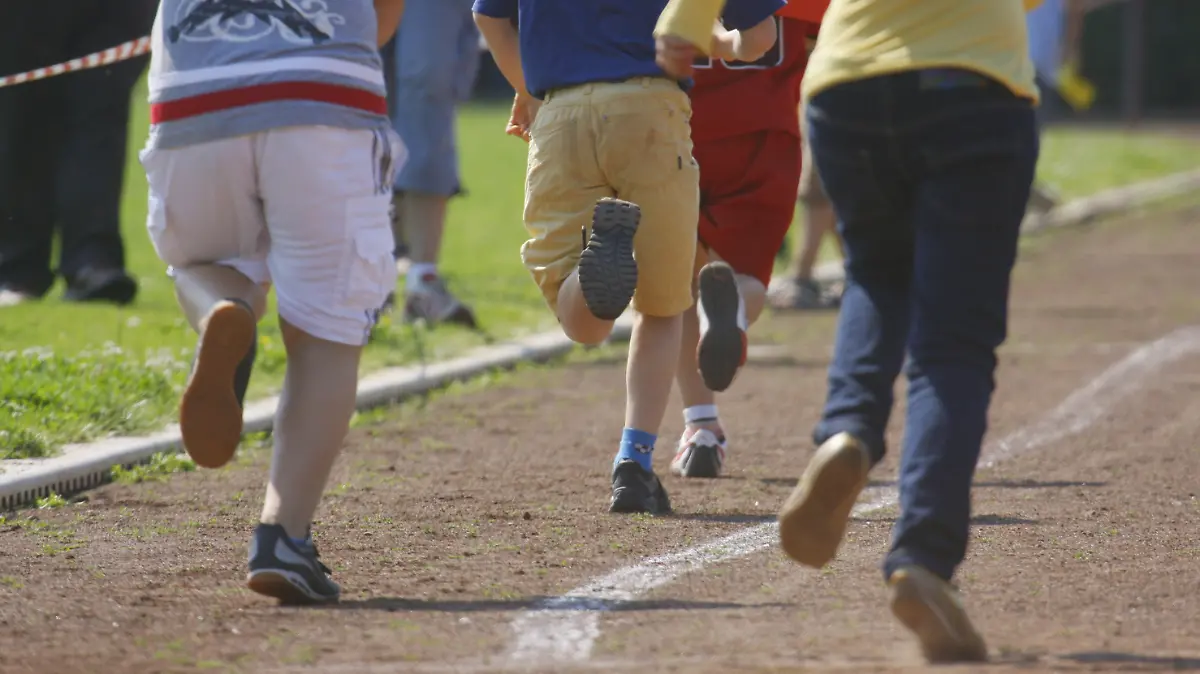 Rennende Kinder einer Frankfurter Grundschule bei einer Veranstaltung im Rahmen der Bundesjugendsspiele, aufgenommen auf einem Sportplatz in Frankfurt am Main im Juni 2008. Foto: Frank Rumpenhorst +++(c) dpa - Report+++