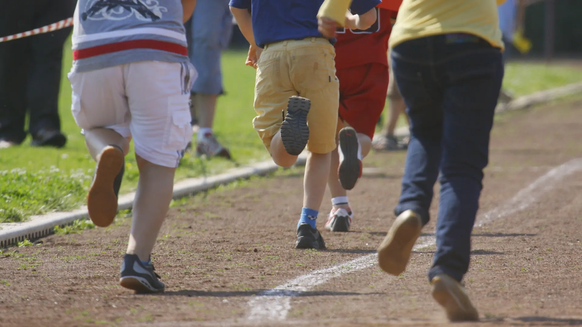 Rennende Kinder einer Frankfurter Grundschule bei einer Veranstaltung im Rahmen der Bundesjugendsspiele, aufgenommen auf einem Sportplatz in Frankfurt am Main im Juni 2008. Foto: Frank Rumpenhorst +++(c) dpa - Report+++