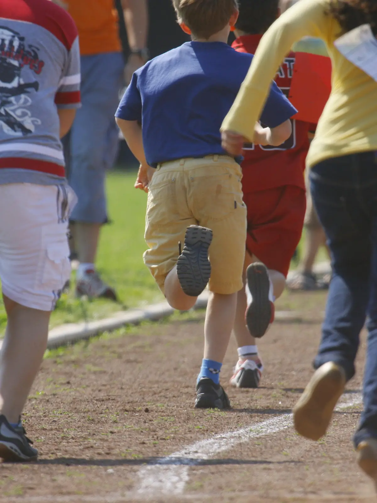Rennende Kinder einer Frankfurter Grundschule bei einer Veranstaltung im Rahmen der Bundesjugendsspiele, aufgenommen auf einem Sportplatz in Frankfurt am Main im Juni 2008. Foto: Frank Rumpenhorst +++(c) dpa - Report+++