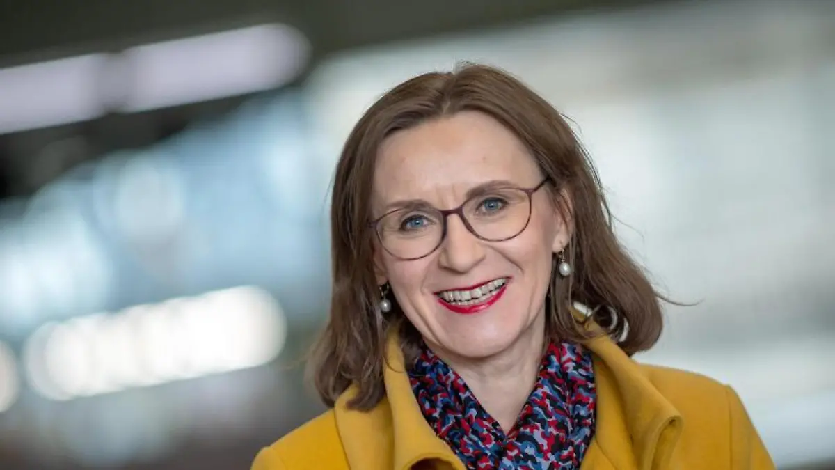 Sigrid Nikutta nimmt an einer Pressekonferenz teil