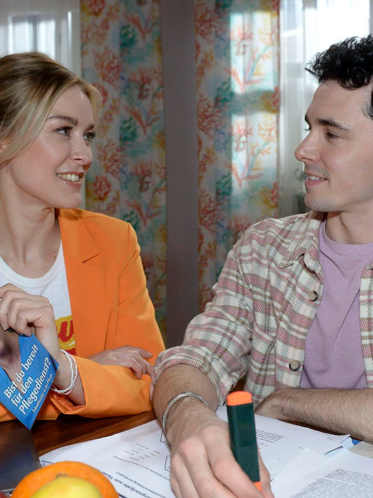 Luis (Marc Weinmann) macht Jessica (Nina Ensmann) Mut für ihre neuen Berufspläne.

Die Verwendung des sendungsbezogenen Materials ist nur mit dem Hinweis und Verlinkung auf RTL+ gestattet.