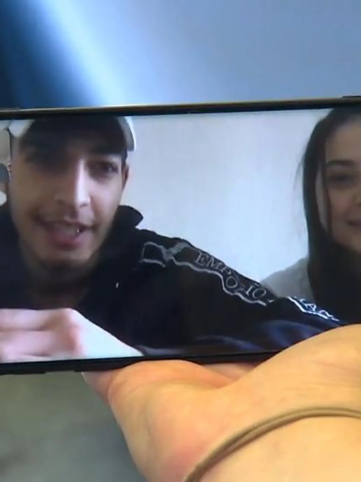 Das Schicksal von Katia und ihrem Bruder Mervan macht extrem betroffen: Vor drei Jahren kamen sie gemeinsam mit ihrer Mutter von Syrien ins nordhessische Wolfhagen. Innerhalb kürzester Zeit integrieren sie sich. Während Mervan in einer Fahrradwerkstatt aushilft, hat Katia als Übersetzerin die Brücke zwischen deutschen Behörden und anderen syrischen Familien gebaut. Dann der Schock für alle: In der Nacht zum 24. März stehen 17 Polizisten vor ihrer Tür, bringen sie zum Flughafen nach Frankfurt und schieben sie nach Bulgarien ab.