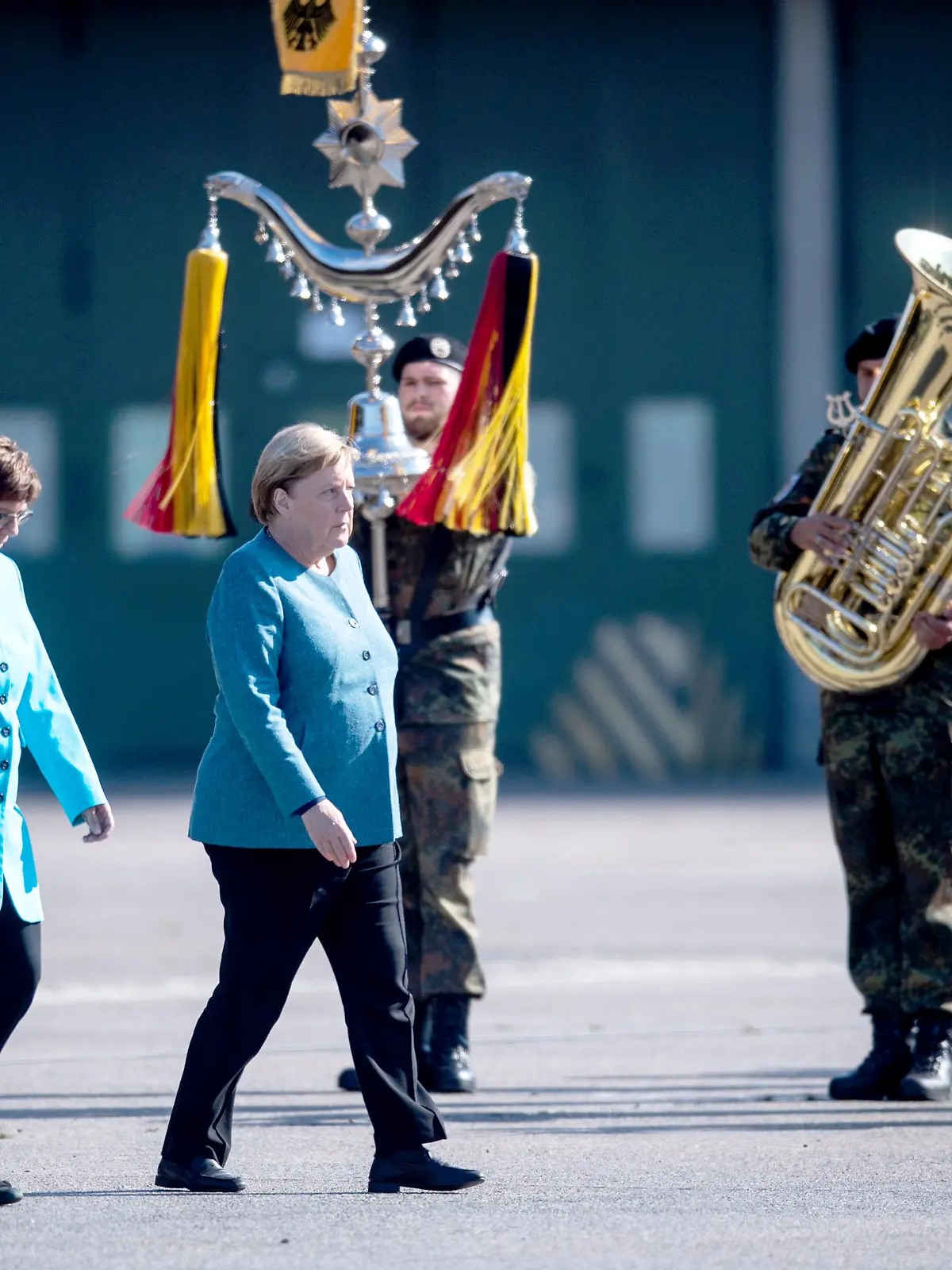 Eberhard Zorn (l-r), Generalinspekteur der Bundeswehr, Annegret Kramp-Karrenbauer (CDU), Bundesverteidigungsministerin, und Angela Merkel (CDU), Bundeskanzlerin, gehen vorbei an Soldaten über einen Appellplatz. Das Fallschirmjägerregiment 31 der Bundeswehr wird für den Einsatz beim Ausfliegen Schutzbedürftiger aus der afghanischen Hauptstadt Kabul durch Kanzlerin Merkel gewürdigt. Die Truppe hatte viele der 600 Soldatinnen und Soldaten für die größte Evakuierungsmission in der Geschichte der Bundeswehr gestellt.