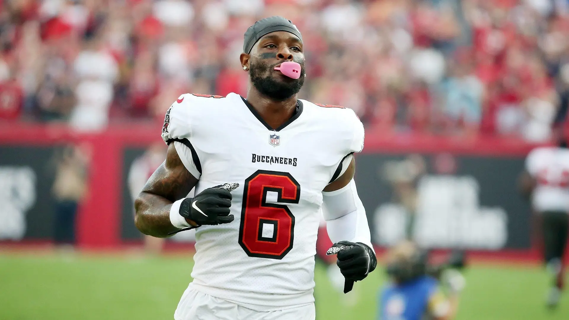 January 9, 2022, TAMPA, Florida, USA: Tampa Bay Buccaneers running back Le Veon Bell 6 warms up before the quarter of the game between the Tampa Bay Buccaneers and the Carolina Panthers on Sunday, Jan 9, 2022, at Raymond James Stadium in Tampa. TAMPA USA - ZUMAs70_ 0146993282st Copyright: xDouglasxR.xCliffordx