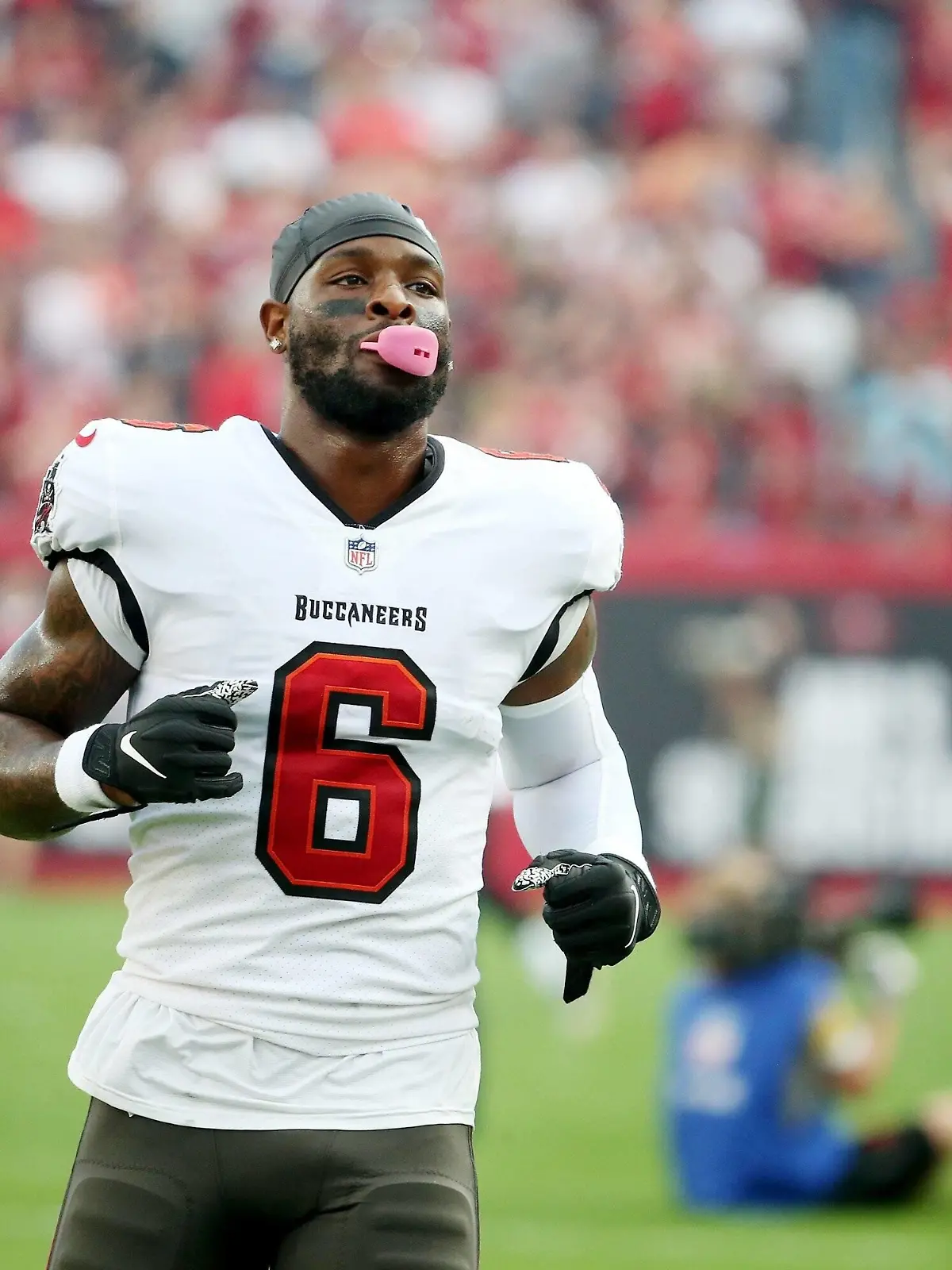 January 9, 2022, TAMPA, Florida, USA: Tampa Bay Buccaneers running back Le Veon Bell 6 warms up before the quarter of the game between the Tampa Bay Buccaneers and the Carolina Panthers on Sunday, Jan 9, 2022, at Raymond James Stadium in Tampa. TAMPA USA - ZUMAs70_ 0146993282st Copyright: xDouglasxR.xCliffordx 