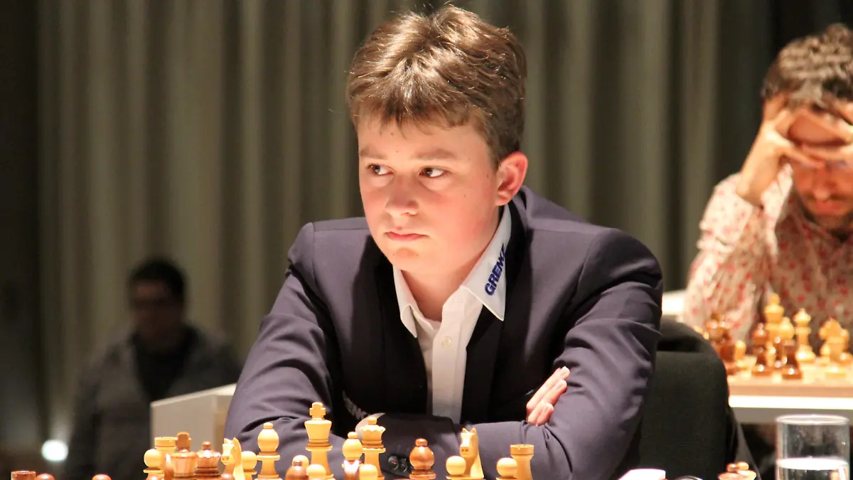 Der 14-jährige Vincent Keymer (r) spielt beim Schachturnier "Grenke Open". In der U16-Rangliste des Weltverbandes FIDE ist der Teenager aus dem rheinland-pfälzischen Saulheim die Nummer 6 - in Europa liegt er schon auf dem Spitzenplatz.