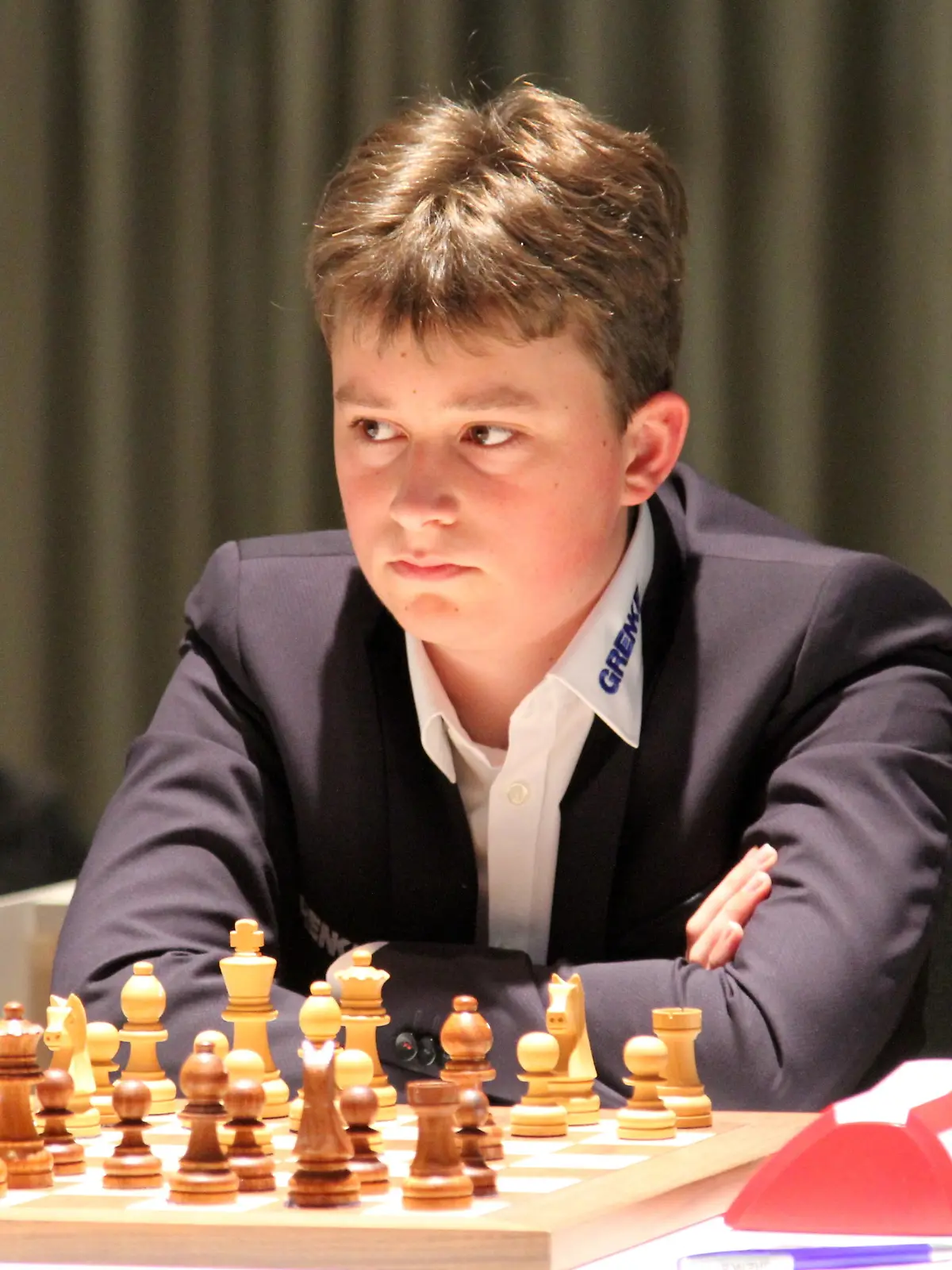 Der 14-jährige Vincent Keymer (r) spielt beim Schachturnier "Grenke Open". In der U16-Rangliste des Weltverbandes FIDE ist der Teenager aus dem rheinland-pfälzischen Saulheim die Nummer 6 - in Europa liegt er schon auf dem Spitzenplatz.
