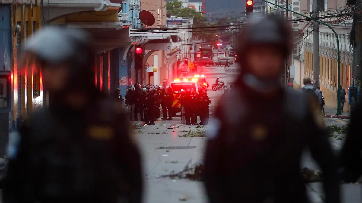  Authorities guard the surroundings of the Congress headquarters after a protest held by retired military in Guatemala City, Guatemala, 19 October 2021. Guatemalan National Civil Police evacuated deputies and workers who had been detained in Congress during a violent protest by retired soldiers, who forcibly entered the parliamentary building and burned vehicles and some of its offices. EFE / Esteban Biba Police evacuates deputies and congressional staff during protest of ex-military ACHTUNG: NUR REDAKTIONELLE NUTZUNG PUBLICATIONxINxGERxSUIxAUTxONLY Copyright: xESTEBANxBIBAx AME840 20211020-70b7ea2a0d45db0ecb5a7804548c465b5671d489