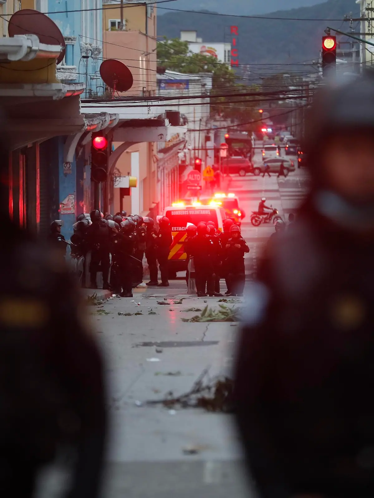  Authorities guard the surroundings of the Congress headquarters after a protest held by retired military in Guatemala City, Guatemala, 19 October 2021. Guatemalan National Civil Police evacuated deputies and workers who had been detained in Congress during a violent protest by retired soldiers, who forcibly entered the parliamentary building and burned vehicles and some of its offices. EFE / Esteban Biba Police evacuates deputies and congressional staff during protest of ex-military ACHTUNG: NUR REDAKTIONELLE NUTZUNG PUBLICATIONxINxGERxSUIxAUTxONLY Copyright: xESTEBANxBIBAx AME840 20211020-70b7ea2a0d45db0ecb5a7804548c465b5671d489
