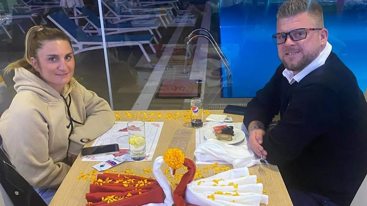 Da war die Welt noch in Ordnung, Jennifer und Dennis genießen ihren Urlaub.