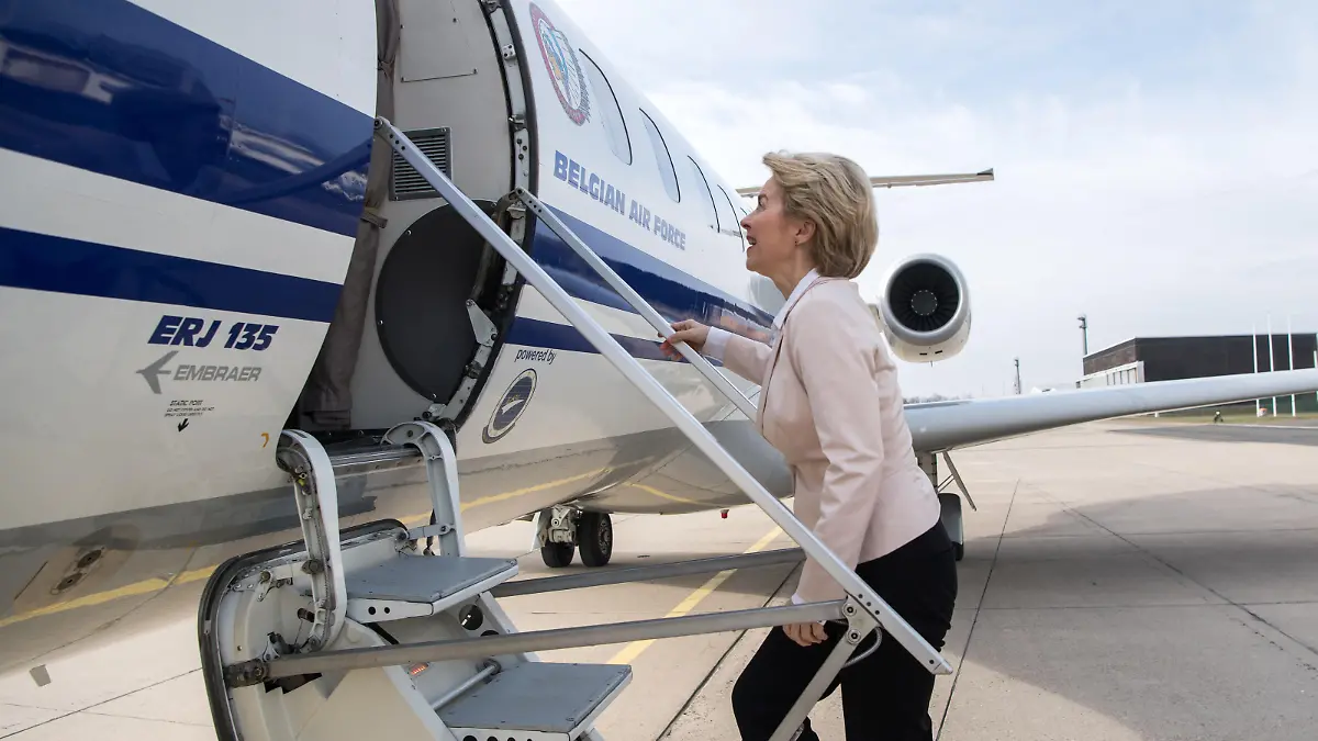 06.02.2019, Berlin: Ursula von der Leyen (CDU), Verteidigungsministerin, steigt auf dem militärischen Teil des Flughafen Tegel in ein Flugzeug der belgischen Luftwaffe, um nach Paris zu fliegen. Dort wird sie gemeinsam mit der Verteidigungsministerin von Frankreich, den Triebwerkshersteller Safran in Colombes bei Paris besuchen. Deutschland und Frankreich planen neue deutsch-französische Kampfjets, die bis 2040 die Eurofighter und Rafale-Flotten beider Länder ergänzen und schließlich ersetzen sollen. Safran und MTU Aero Engines sollen die Triebwerke dazu entwickeln. Foto: Bernd von Jutrczenka/dpa