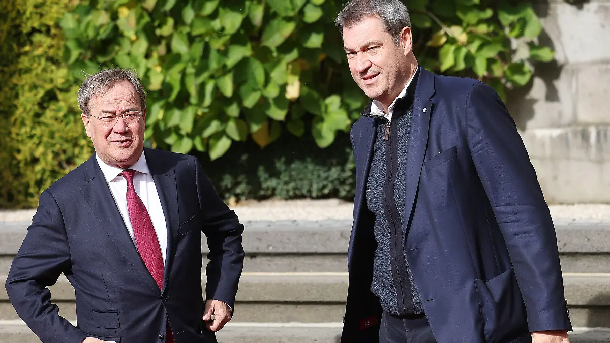 21.10.2021, Nordrhein-Westfalen, Königswinter: Armin Laschet (l, CDU), Ministerpräsident von Nordrhein-Westfalen, begrüßt auf Schloss Drachenburg seinen Amtskollegen aus Bayern, Markus Söder (CSU). Zu den Hauptthemen der Konferenz der Ministerpräsidenten zählt der Umgang mit der Pandemie. Foto: Oliver Berg/dpa +++ dpa-Bildfunk +++