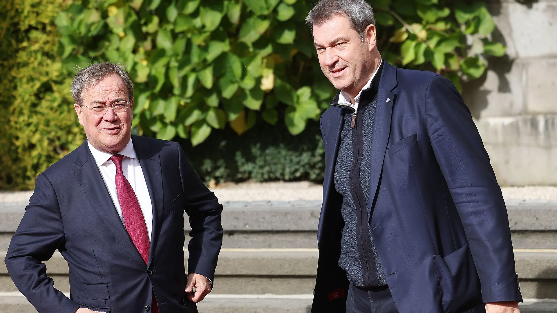 21.10.2021, Nordrhein-Westfalen, Königswinter: Armin Laschet (l, CDU), Ministerpräsident von Nordrhein-Westfalen, begrüßt auf Schloss Drachenburg seinen Amtskollegen aus Bayern, Markus Söder (CSU). Zu den Hauptthemen der Konferenz der Ministerpräsidenten zählt der Umgang mit der Pandemie. Foto: Oliver Berg/dpa +++ dpa-Bildfunk +++
