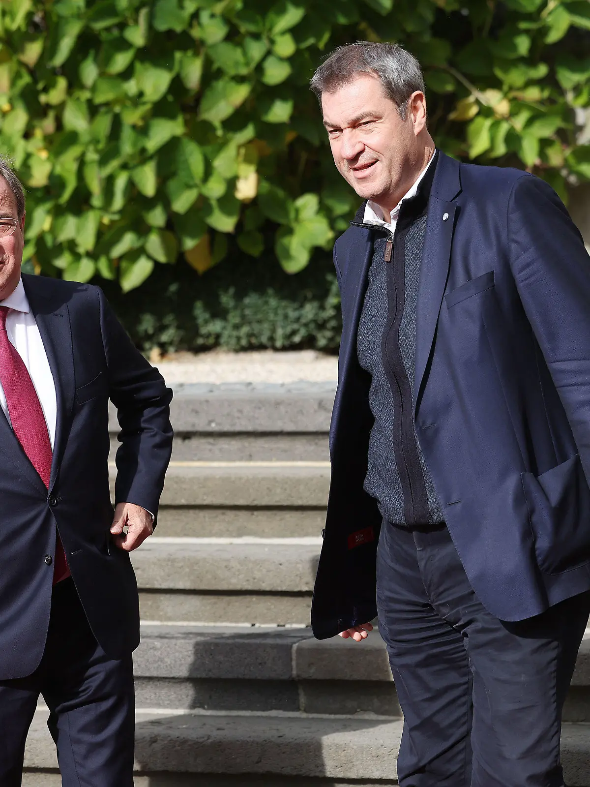 21.10.2021, Nordrhein-Westfalen, Königswinter: Armin Laschet (l, CDU), Ministerpräsident von Nordrhein-Westfalen, begrüßt auf Schloss Drachenburg seinen Amtskollegen aus Bayern, Markus Söder (CSU). Zu den Hauptthemen der Konferenz der Ministerpräsidenten zählt der Umgang mit der Pandemie. Foto: Oliver Berg/dpa +++ dpa-Bildfunk +++