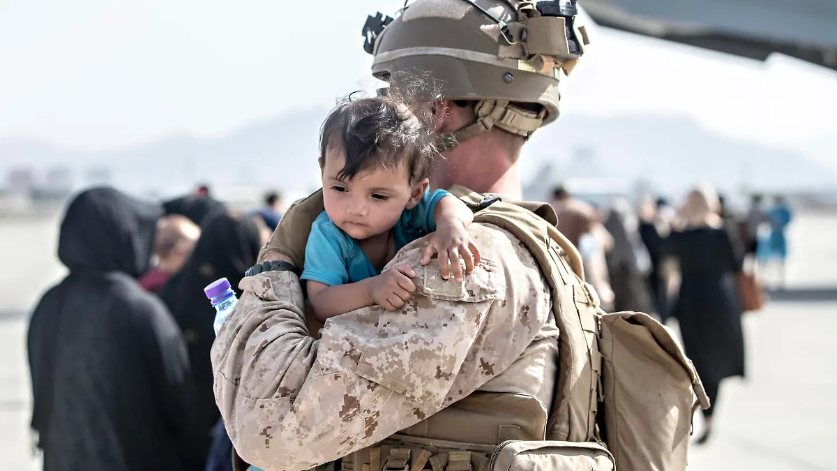 STYLELOCATIONA U.S. Marine with the Special Purpose Marine Air-Ground Task Force-Crisis Response team carries a young Afghan child to an evacuation flight at Hamid Karzai International Airport during Operation Allies Refuge August 21, 2021 in Kabul, Afghanistan. Kabul Afghanistan - ZUMAp138 20210822_zaa_p138_001 Copyright: xSgt.xSamuelxRuiz/U.S.xMarinex
