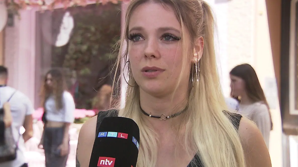 Anne Wünsche hat in Berlin ihr "Glitzer-Café" eröffnet - RTL war vor Ort.