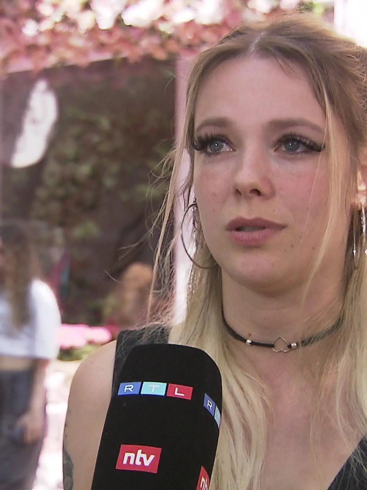 Anne Wünsche hat in Berlin ihr "Glitzer-Café" eröffnet - RTL war vor Ort.