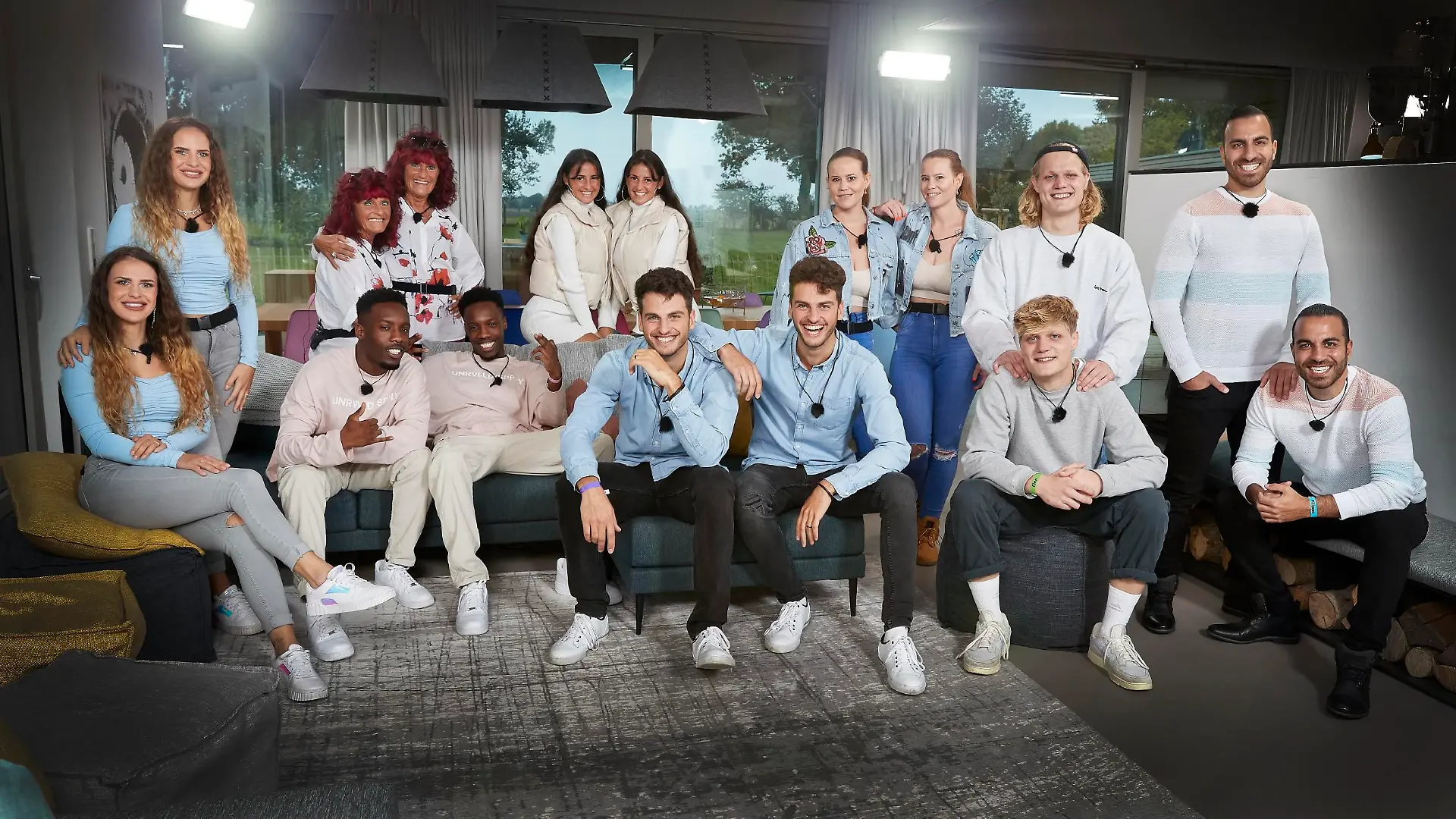 V.l.: Alisa und Merima, Heidi und Heike, Godwin und
Godfred, Ilona und Susanna, Luka und Tarkan, Stephanie und Julia, Finn und Jonas, Filippo
und Antonio
Die Verwendung des sendungsbezogenen Materials ist nur mit dem Hinweis und Verlinkung auf TVNOW gestattet.